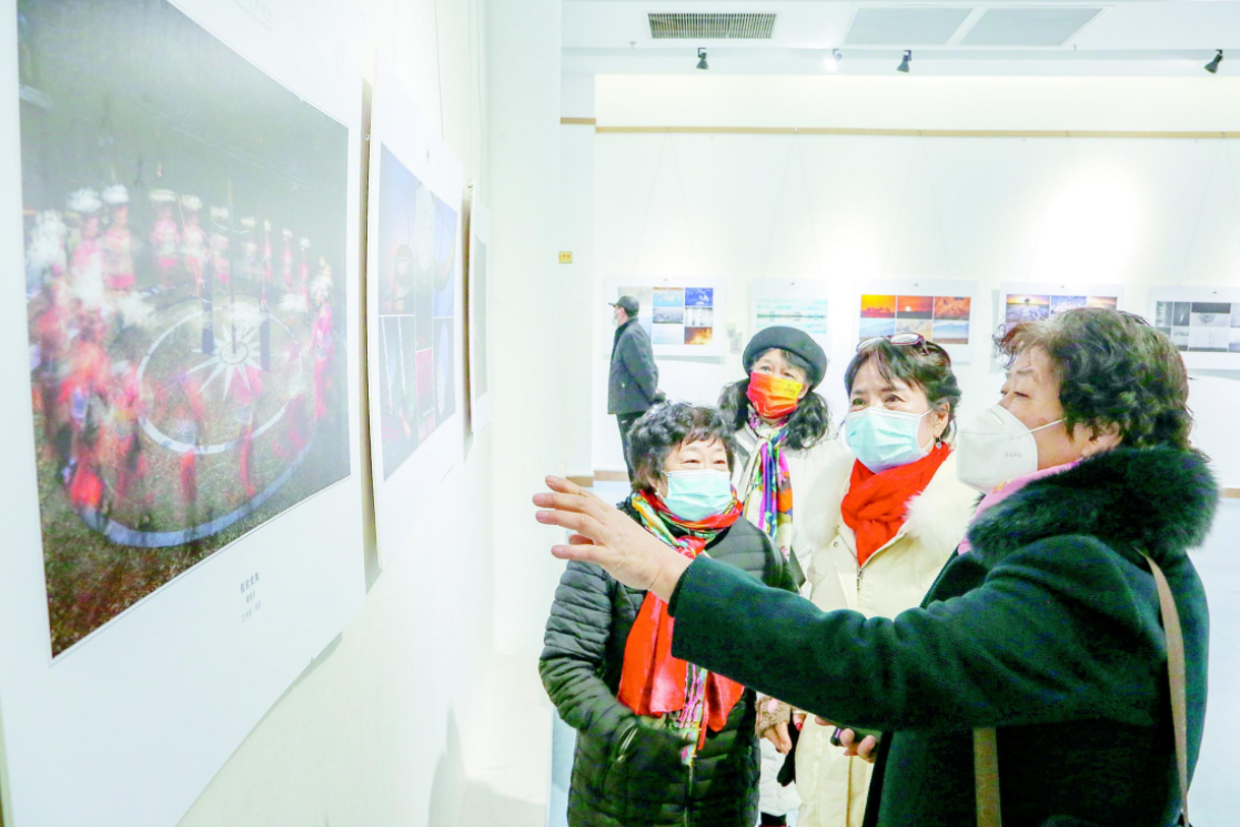 庆祝中国共产党成立100周年摄影作品展暨宁夏第十届摄影艺术展在石嘴山市书画院巡展